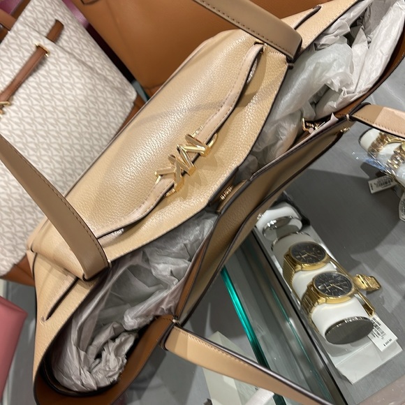 MICHAEL KORS
Reed Large Logo Belted Shoulder Tote Bag
Camel - Picture 9 of 16